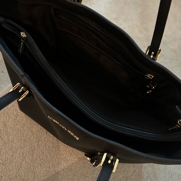 Micheal Kors tote handbag! Comes with dust bag ! Like new barely ever used ! - Picture 3 of 6